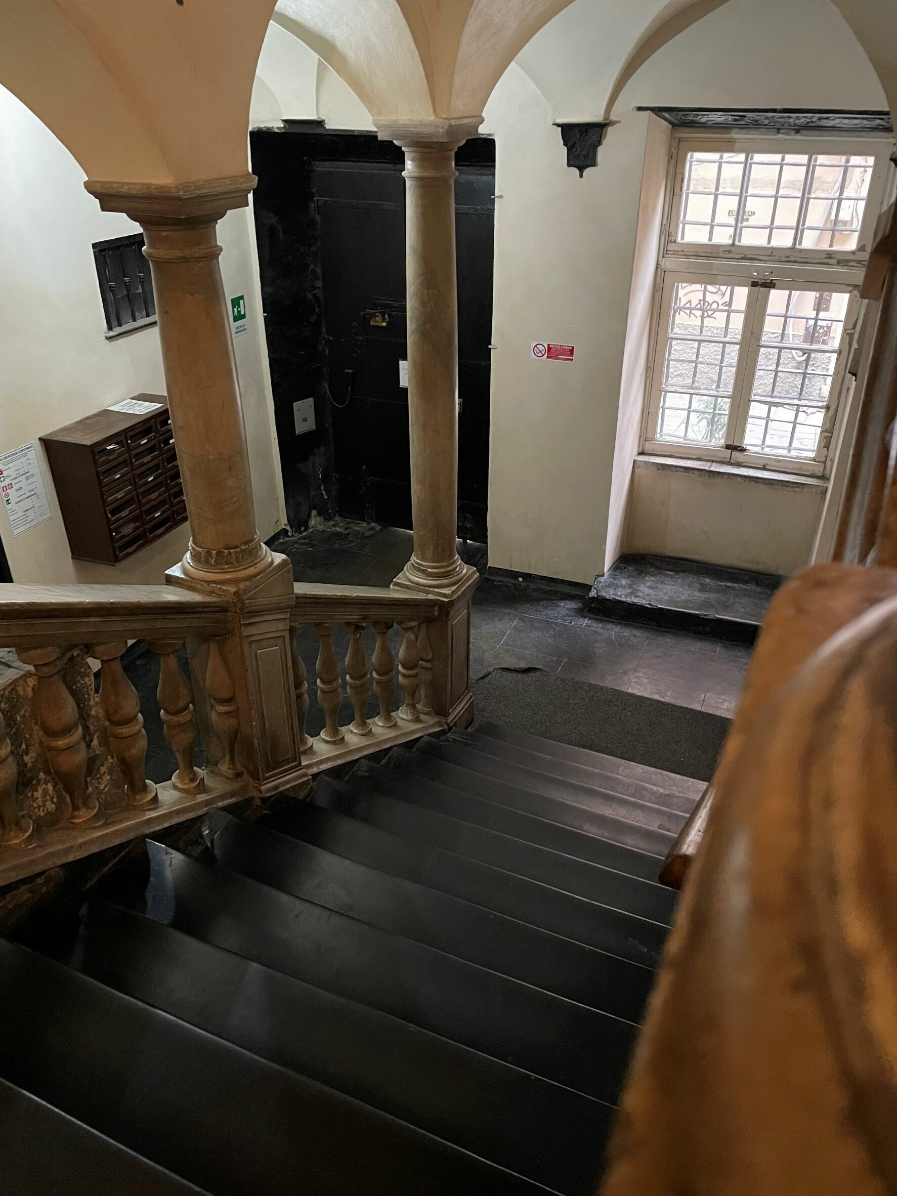 alloggio affitta camere soggiorno piazza dell'agnello casa genova gli appartamenti di ema atrio